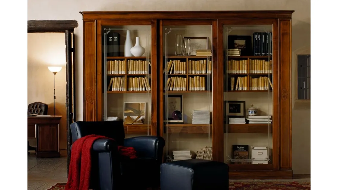 Libreria classica in legno massello con tre ante scorrevoli a vetrina Carlo X CX25 di Cantiero