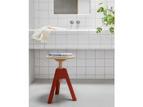 Sgabello regolabile Vitos in legno laccato Rosso con seduta circolare di Miniforms