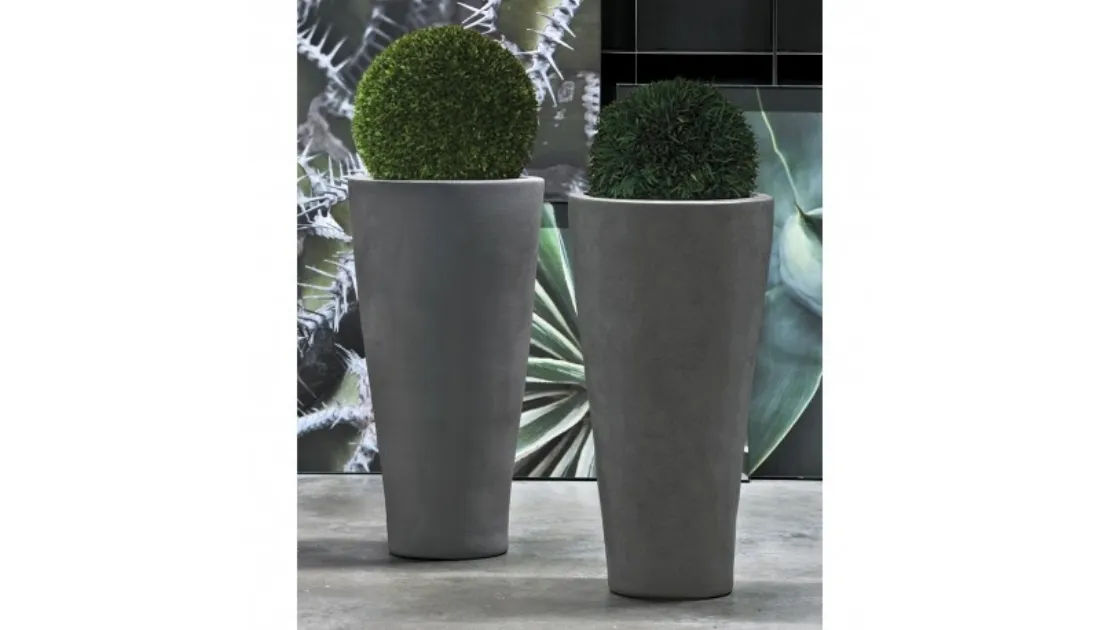 Vaso in ceramica con finitura in cemento Cono Cemento di Adriani e Rossi
