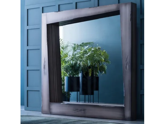 Specchiera Look con cornice in finitura laccato silverblack di Adriani e Rossi