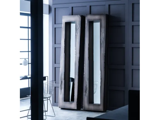 Specchiera Valentino con specchio inclinato e cornice in laccato finitura silverblack di Adriani e Rossi