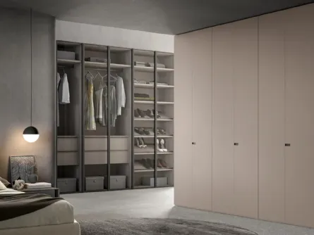 Armadio Atelier con anta battente Line in legno laccato e Crystal in vetro fumé di Adok