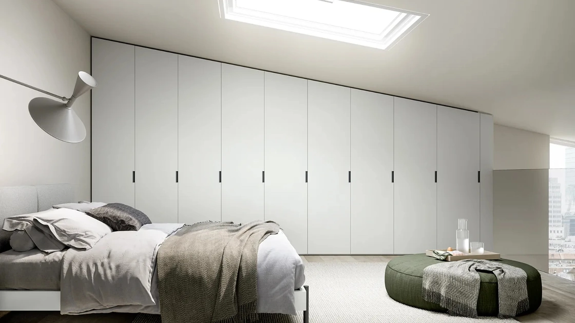 Armadio con ante battenti su misura per mansarde Logic di Dielle Modus
