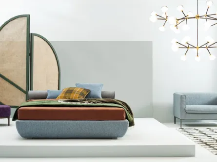 Letto in tessuto con testiera a rullo Ekeko di Twils