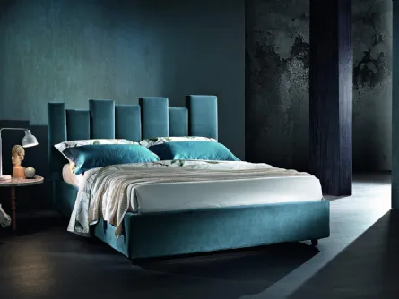 Letto in tessuto imbottito con testiera asimmetrica Kendo di MaxHome