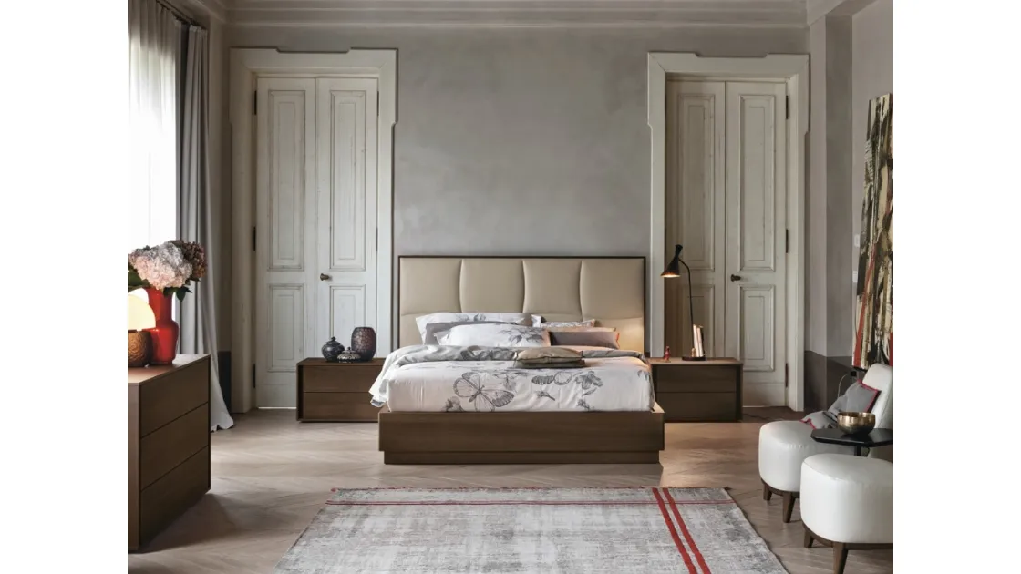 Letto Prestige con testiera imbottita rivestita in ecopelle di Tomasella