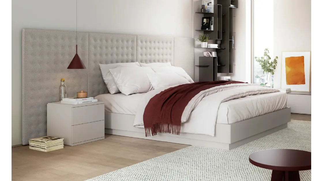 Letto con box contenitore e testiera boiserie realizzata con pannelli imbottiti System di Dielle Modus