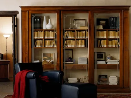 Libreria classica in legno massello con tre ante scorrevoli a vetrina Carlo X CX25 di Cantiero
