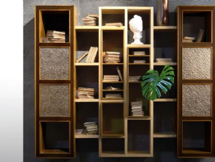 Libreria Elettra 02 in finitura noce con mensole in legno lucido naturale di Cantiero