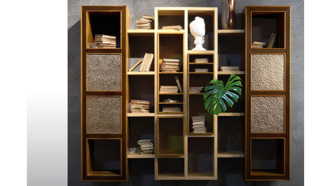 Libreria Elettra 02 in finitura noce con mensole in legno lucido naturale di Cantiero