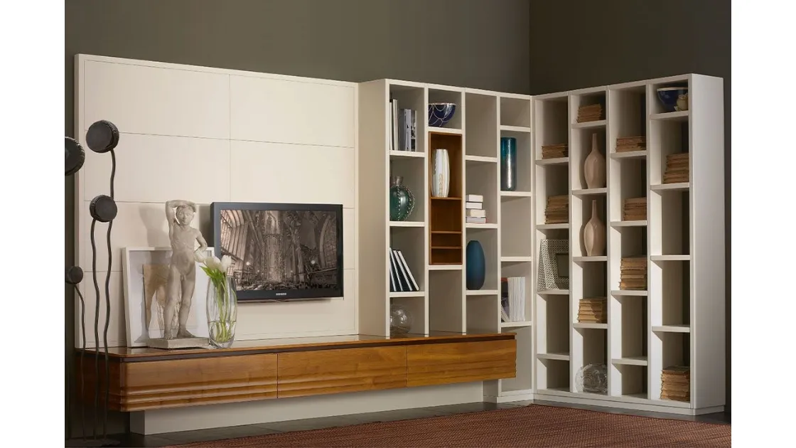 Parete Attrezzata in finitura noce con mensole, zoccolo e boiserie in laccato beige opaco Elettra 1024 di Cantiero