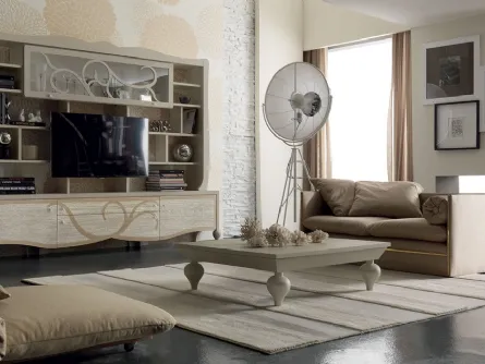 Parete attrezzata con gambe tornite e dai volumi curvi ripresi dalla decorazione di Cantiero