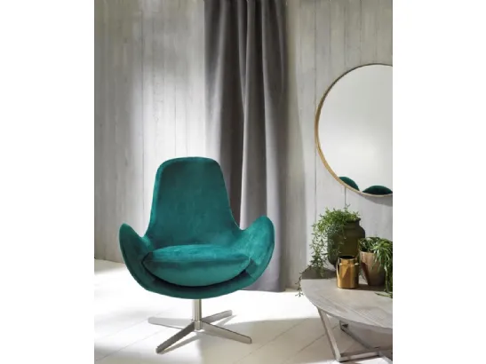 Poltrona Olga in velluto verde smeraldo con base cromata girevole di Stones