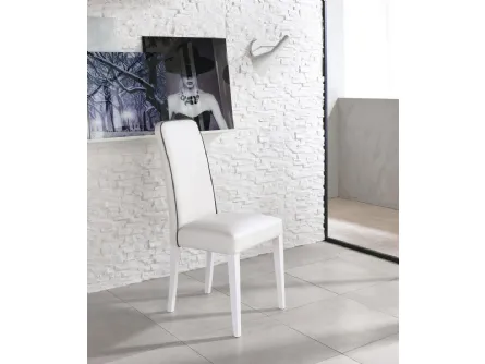 Sedia Anita in ecopelle con gambe in legno di faggio laccato di Stones