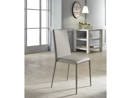 Sedia impilabile rivestita in ecopelle Cleo di Stones