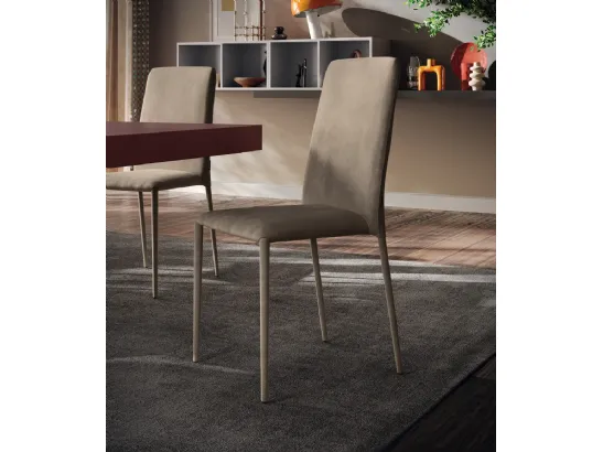 Sedia Cloe rivestita in tessuto Nabuk di Scavolini