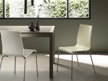 Sedia impilabile Kuadra 1151 di Scavolini