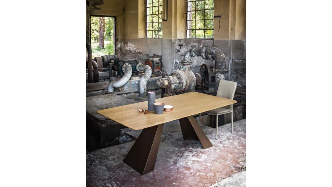 Tavolo dal design dinamico Daytona in legno di rovere naturale di MaxHome