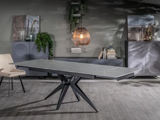 Tavolo allungabile Match 02 in marmo grigio con base a stella in metallo nero opaco di Stones