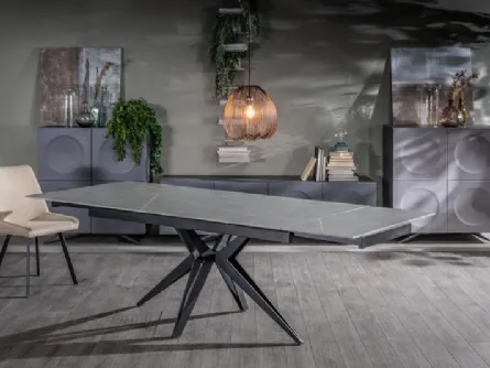 Tavolo allungabile Match 02 in marmo grigio con base a stella in metallo nero opaco di Stones