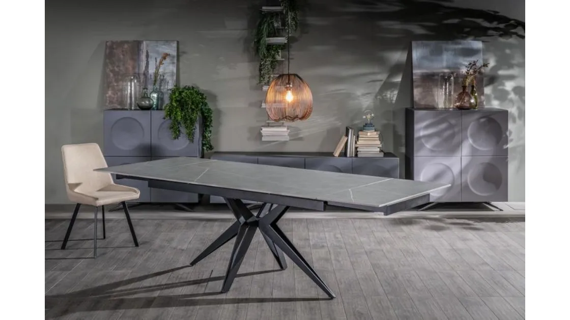 Tavolo allungabile Match 02 in marmo grigio con base a stella in metallo nero opaco di Stones