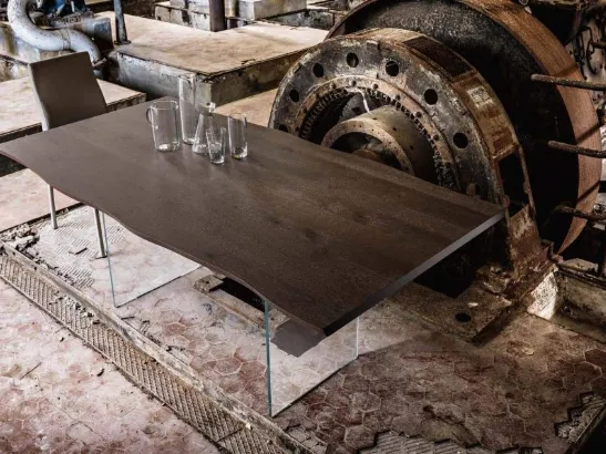 Tavolo Wood in legno di Rovere termocotto con base in vetro extra chiaro di MaxHome