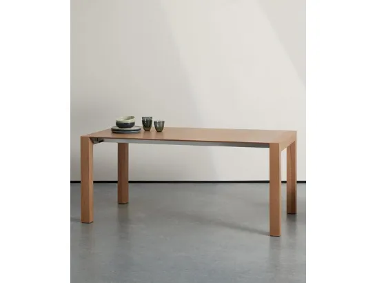 Tavolo Neal in MDF noce di Stones