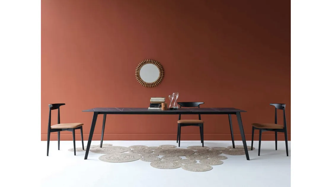 Tavolo allungabile Zen con top in HPL effetto marmo di Sedie Brianza