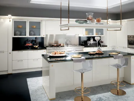 Cucina Classica angolare con isola Baccarat laccata lucida Bianca di Scavolini