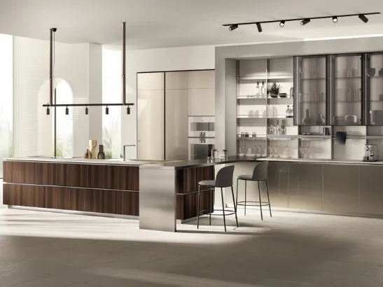 Cucina Moderna con isola e penisola Mira in Eucalipto e laccato lucido effetto perlato Perlage di Scavolini