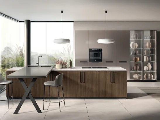 Cucina Moderna con penisola Musa con ante dogate in Rovere Pecan e top in grès porcellanato di Scavolini