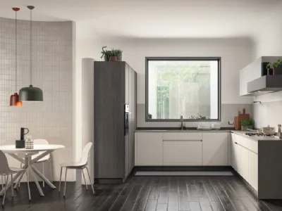 Cucina su misura Libra 05 in laccato opaco Bianco Prestige, laccato opaco dogato Grigio Airone e decorativo Oriental di Scavolini